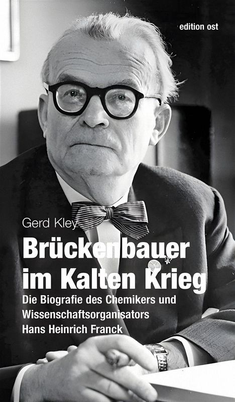 „Brückenbauer im Kalten Krieg“ von Gerd Kley zeigt einen älteren Mann mit Brille und Fliege auf einem Schwarz-Weiß-Foto.
