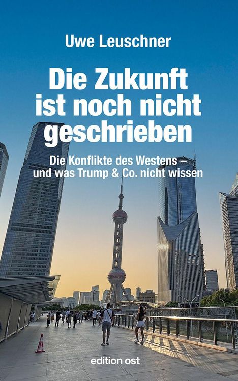 Text: "Uwe Leuschner", "Die Zukunft ist noch nicht geschrieben", "Die Konflikte des Westens und was Trump & Co. nicht wissen", "edition ost". Im Hintergrund moderne Architektur mit Tower und Menschen.