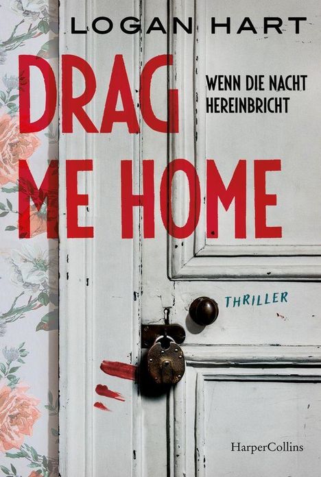 Titel: "DRAG ME HOME". Untertitel: "WENN DIE NACHT HEREINBRICHT". Es ist zudem „Thriller“ vermerkt. Verfallene Tür mit Blutflecken.