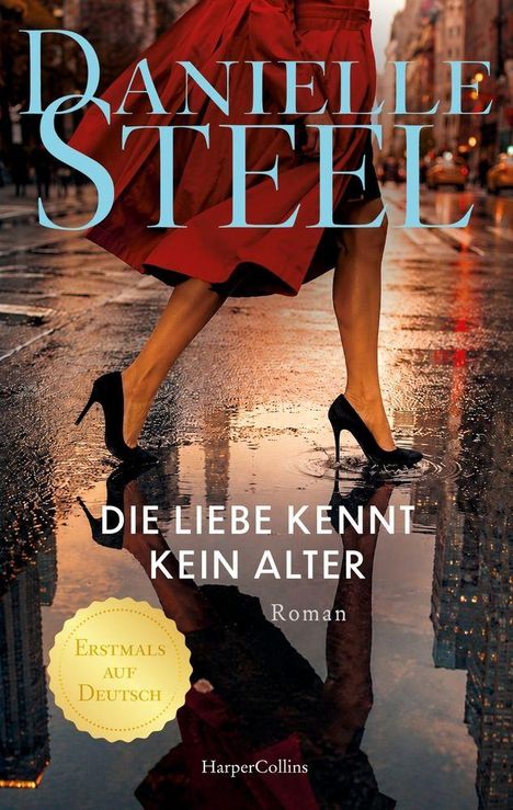 „DIE LIEBE KENNT KEIN ALTER“ steht über eleganten Frauenbeinen auf nasser Straße. Ein roter Rock schwingt im Gehen.
