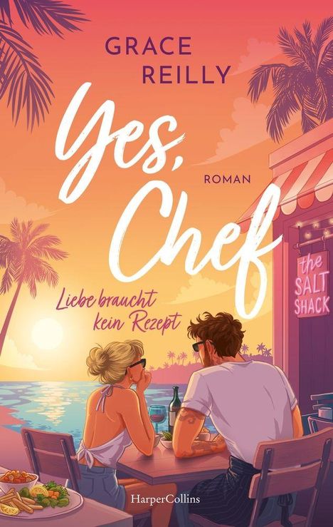 „Yes, Chef“: Ein Paar sitzt an einem Tisch mit Essen, Meerblick und Palmen, Sonnenuntergang im Hintergrund.