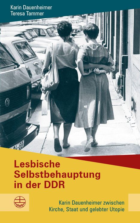 Buchtitel: "Lesbische Selbstbehauptung in der DDR". Zwei Frauen gehen Arm in Arm auf einem Bürgersteig, im Hintergrund Autos.