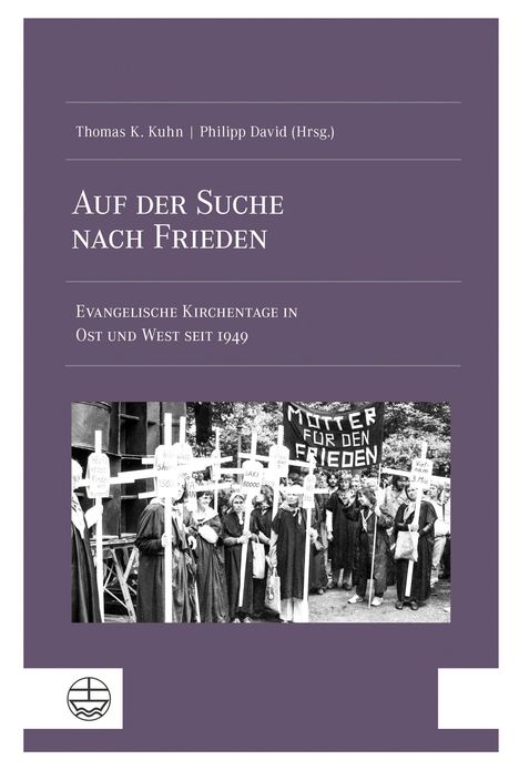 Titel: "Auf der Suche nach Frieden". Thema: Evangelische Kirchentage. Schwarz-weißes Foto von Demonstrantinnen mit Kreuzen.