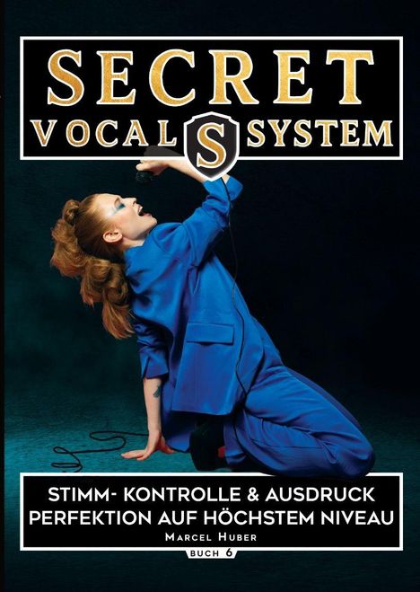 Text im oberen Bereich: "SECRET VOCAL SYSTEM". Darunter eine Frau im blauen Anzug, singt leidenschaftlich in ein Mikrofon.