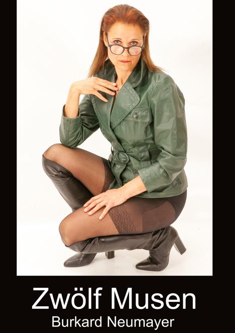 "Zwölf Musen, Burkard Neumayer" steht unter einer Frau mit Brille, grüner Jacke, Strumpfhose und Stiefeln.