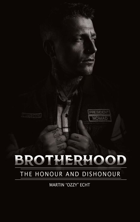 BROTHERHOOD. THE HONOUR AND DISHONOUR. MARTIN “OZZY” ECHT. Ein ernster Mann im Profil, tätowiert und in Lederjacke.
