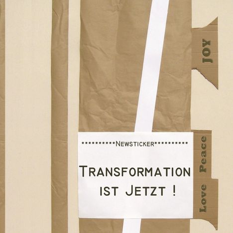 Text: "Transformation ist jetzt!" und "Newsticker". Hintergrund aus braunem Papierstreifen, mit Worten "Joy", "Love", "Peace".