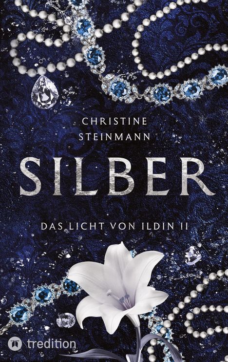 "CHRISTINE STEINMANN, SILBER, DAS LICHT VON ILDIN II" vor einem Hintergrund aus blauen Mustern, Schmuck und einer weißen Blume.