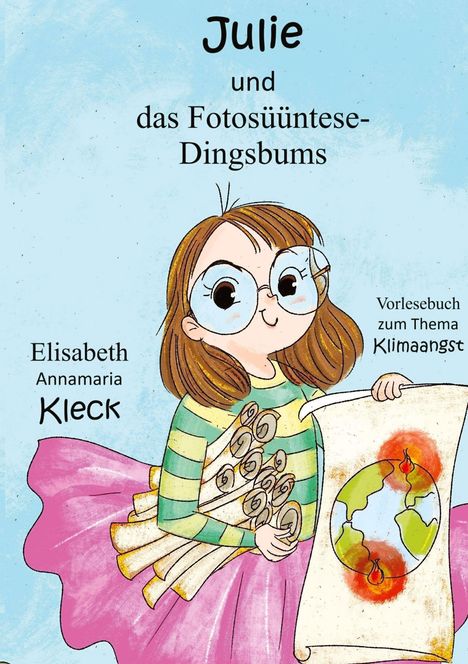 "Julie und das Fotosüünte Dingsbums" steht in der Mitte. Illustration eines Mädchens mit Brille, Karte, Schriftrollen. Thema: Klimaangst.