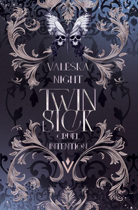"Valeska Night. Twin Sick. Cruel Intention." Barockes Design mit Totenkopf-Schmetterling und floralen Ornamenten.