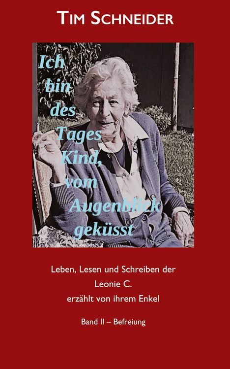 "Ich bin des Tages Kind, vom Augenblick geküsst." Eine ältere Frau sitzt draußen, lächelt leicht, hält eine Zigarette.