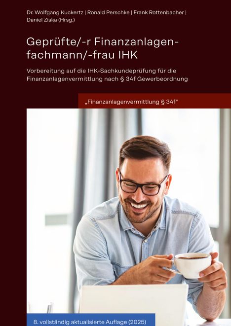 „Finanzanlagenfachmann/-frau IHK“, fröhlicher Mann mit Brille und Tasse vor Laptop.