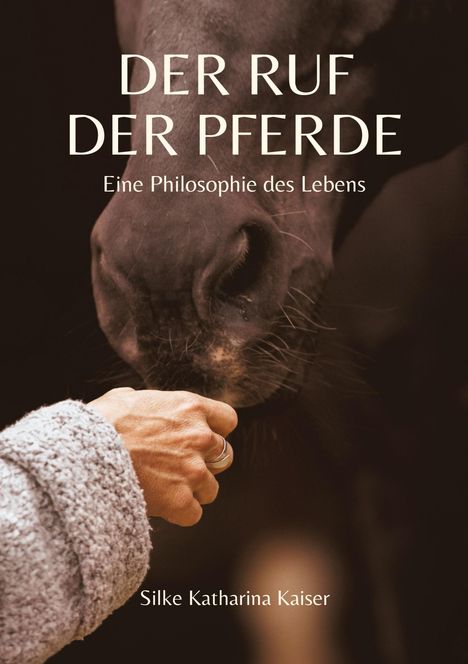 "DER RUF DER PFERDE. Eine Philosophie des Lebens. Silke Katharina Kaiser." Nahaufnahme einer Hand, die ein Pferd berührt.