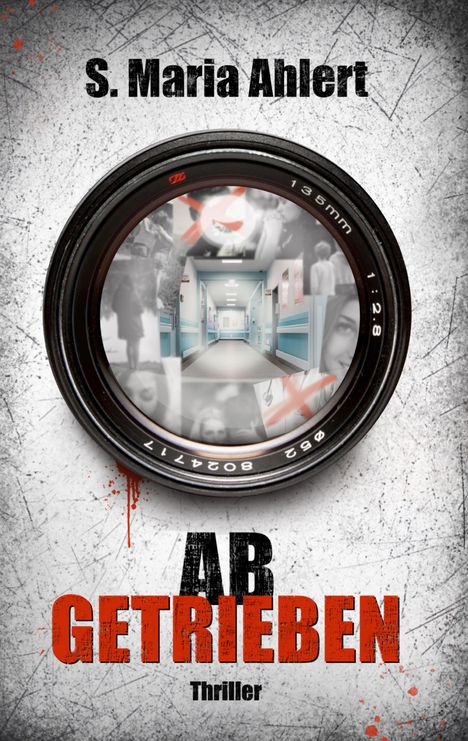 „S. Maria Ahlert, AB GETRIEBEN, Thriller“. Kameraobjektiv zeigt Krankenhausflur, verwischt.