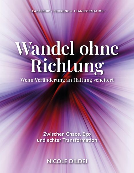 „Wandel ohne Richtung“ steht im Zentrum vor einem dynamischen Hintergrund aus violetten und roten Strahlen.