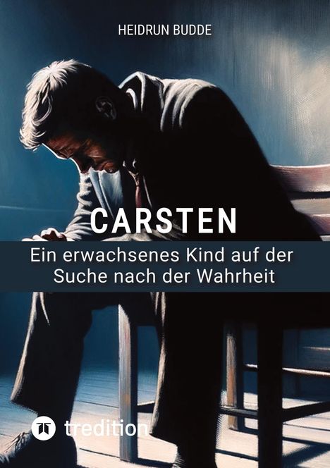 Ein Mann sitzt nachdenklich, den Kopf gesenkt, in einem dunklen Raum auf einem Stuhl.