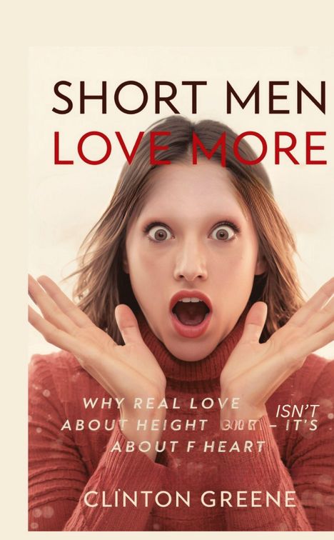 „SHORT MEN LOVE MORE“ in roten und schwarzen Buchstaben. Frau mit überraschter Mimik in rotem Pullover.