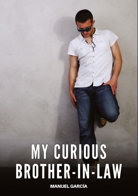 TEXT: "MY CURIOUS BROTHER-IN-LAW" und "MANUEL GARCÍA". Ein Mann lehnt in lässiger Pose an der Wand, trägt Sonnenbrille.