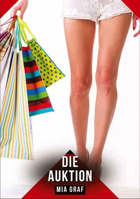 „DIE AUKTION, MIA GRAF“ steht auf einem roten Banner. Frau mit Einkaufstüten, trägt weiße Shorts.