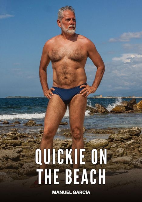 „QUICKIE ON THE BEACH“ und „MANUEL GARCÍA“. Ein älterer Mann in Badehose steht selbstbewusst am felsigen Strand.