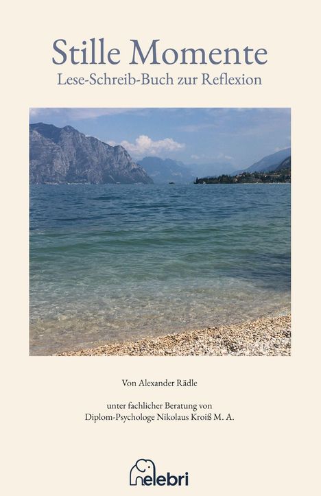 "Stille Momente: Lese-Schreib-Buch zur Reflexion. Von Alexander Rädle. Landschaft mit Strand, See und Bergen. Logo unten."