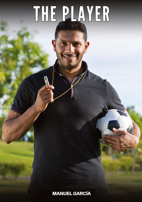 Text: "THE PLAYER", "MANUEL GARCÍA". Ein Mann hält eine Pfeife und einen Fußball, mit einem freundlichen Lächeln.