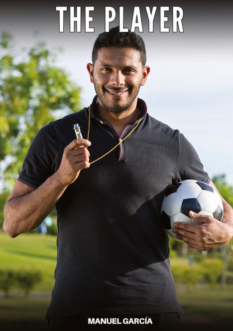 Oben steht „THE PLAYER“, unten „MANUEL GARCÍA“. Ein Mann hält eine Pfeife und einen Fußball, im Hintergrund Grünflächen.