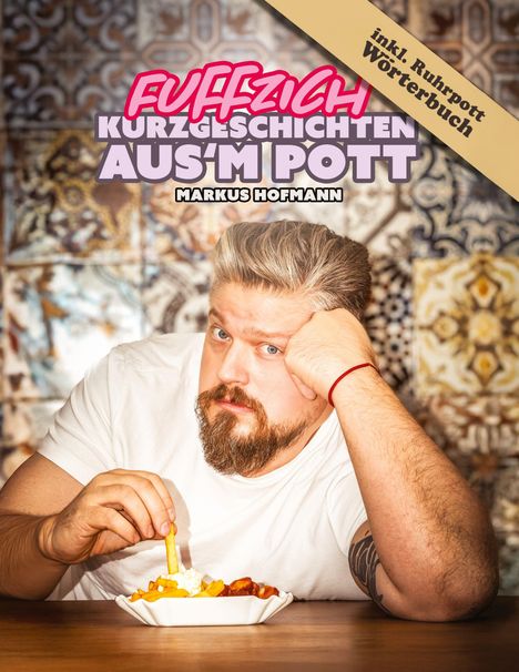 "FUFFZICH KURZGESCHICHTEN AUS'M POTT" steht groß. Markus Hofmann mit Bart isst Pommes vor bunter Wand.