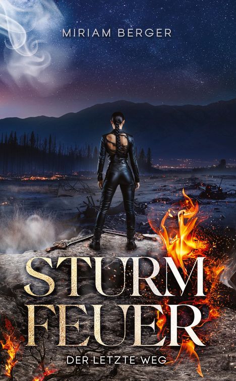 Miriam Berger. STURMFEUER. DER LETZTE WEG. Eine Frau in Lederkleidung steht vor einer feurigen, zerstörten Landschaft.
