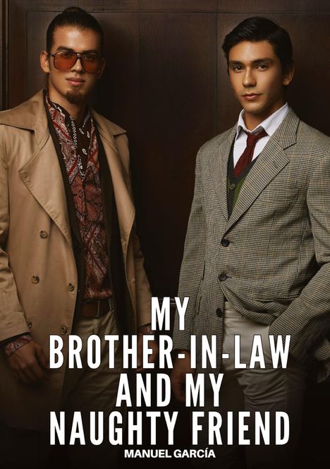 "My Brother-in-Law and My Naughty Friend" von Manuel García. Zwei Männer in stilvoller Kleidung posieren vor einer Holzwand.