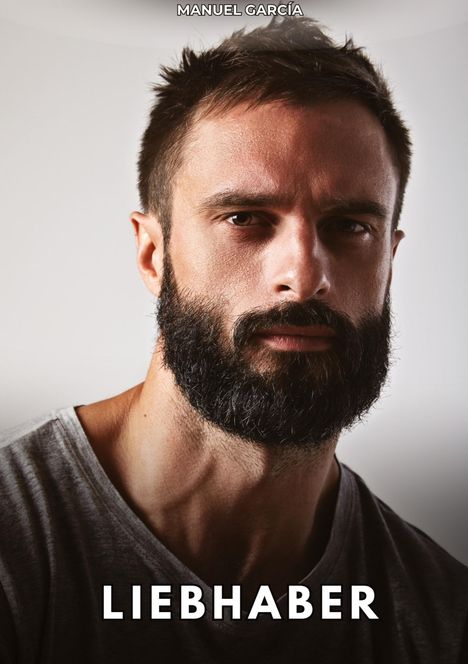 MANUEL GARCÍA und LIEBHABER. Ein Mann mit Bart in einem grauen T-Shirt schaut ernst in die Kamera.