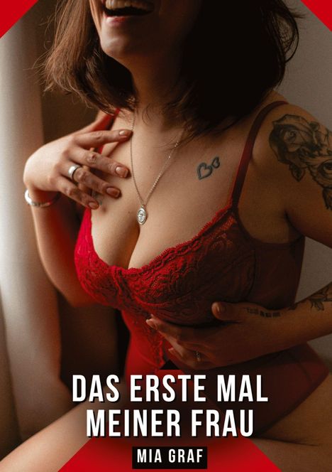 "Das erste Mal meiner Frau" und "Mia Graf". Eine Frau in roter Spitzenunterwäsche, lächelt, tätowierte Rosen und Herzen.