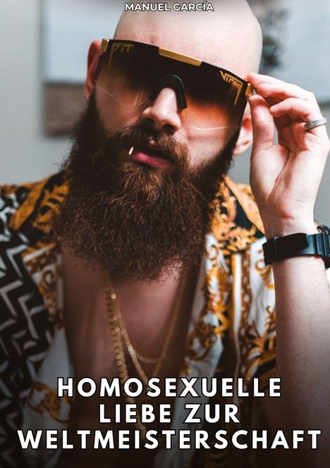 Text: "HOMOSEXUELLE LIEBE ZUR WELTMEISTERSCHAFT." Ein Mann mit Bart, Sonnenbrille, Kette und auffälligem Hemd.