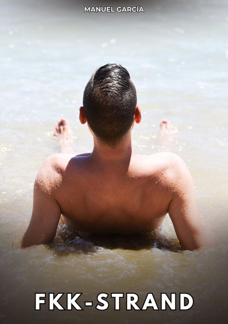 „MANUEL GARCÍA“ und „FKK-STRAND“ aufgelistet. Ein Mann sitzt nackt im seichten Wasser.