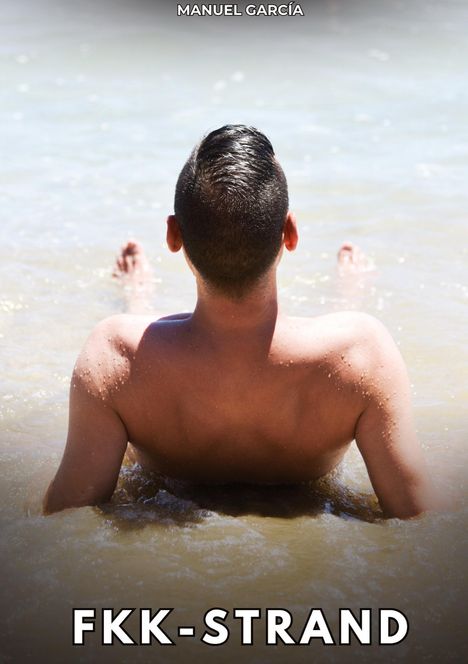 Text: "FKK-STRAND." Ein Mann von hinten, liegt im Wasser, kurzgeschnittenes Haar, sonnenbeschienener Rücken.