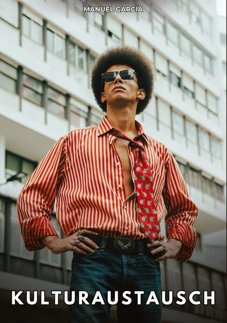 Oben steht "MANUEL GARCÍA", unten "KULTURAUSTAUSCH". Eine Person mit Afro, rotem Hemd und Krawatte vor einem Gebäude.