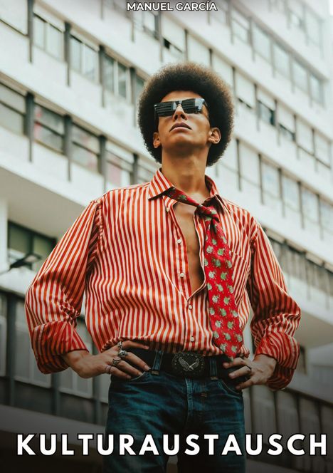 MANUEL GARCÍA, KULTURAUSTAUSCH. Person in gestreiftem Hemd, gemusterter Krawatte und Sonnenbrille, im Hintergrund modernes Gebäude.