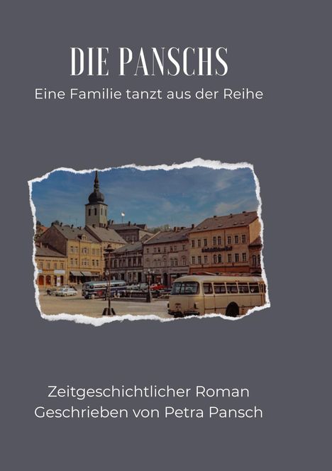 "Die Panschs: Eine Familie tanzt aus der Reihe" steht über einem historischen Marktplatz mit einem Turm und Altbauten.
