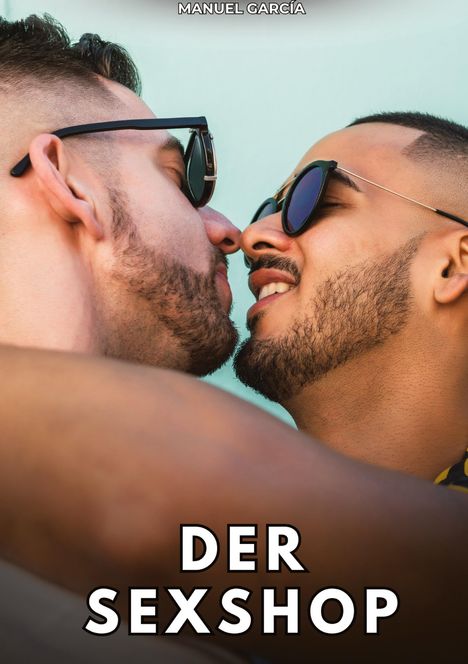 Oben „Manuel García“, unten „Der Sexshop“. Zwei Männer mit Sonnenbrillen nah beieinander, lächelnd.