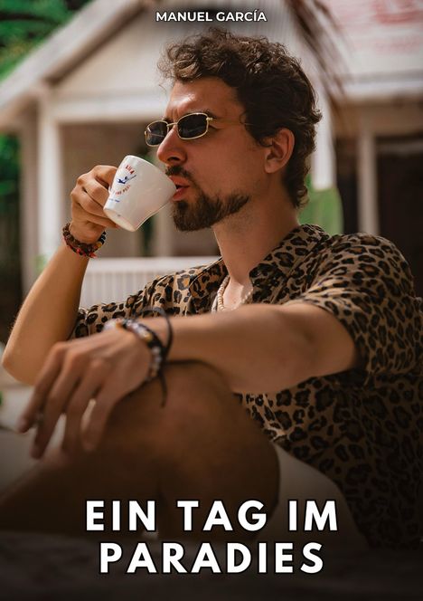 MANUEL GARCÍA. EIN TAG IM PARADIES. Ein Mann in Leopardenhemd trinkt aus einer Tasse. Er trägt Sonnenbrille.