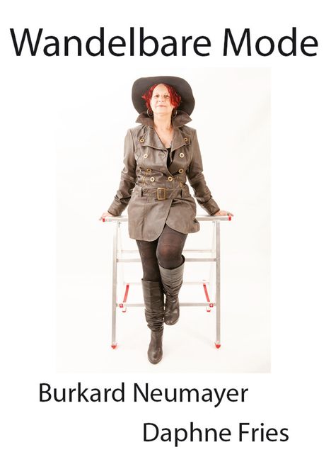 "Wandelbare Mode. Burkard Neumayer. Daphne Fries." Eine Frau mit Hut und grauem Mantel auf einem Gerüst.
