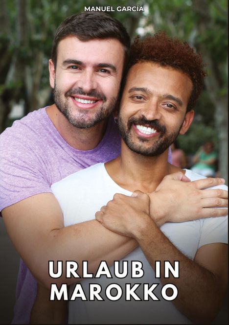 "Manuel García. Urlaub in Marokko." Zwei lachende Männer umarmen sich freundlich im Freien.