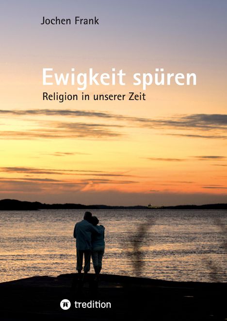 Titel: Ewigkeit spüren. Untertitel: Religion in unserer Zeit. Zwei Personen umarmen sich am Wasser bei Sonnenuntergang.