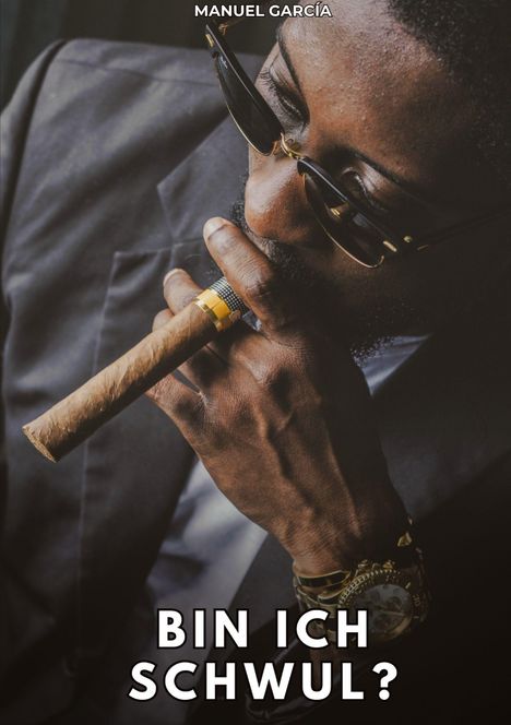 "MANUEL GARCÍA." Ein Mann im Anzug raucht eine Zigarre, trägt eine Sonnenbrille und eine goldene Uhr. Text: "BIN ICH SCHWUL?"