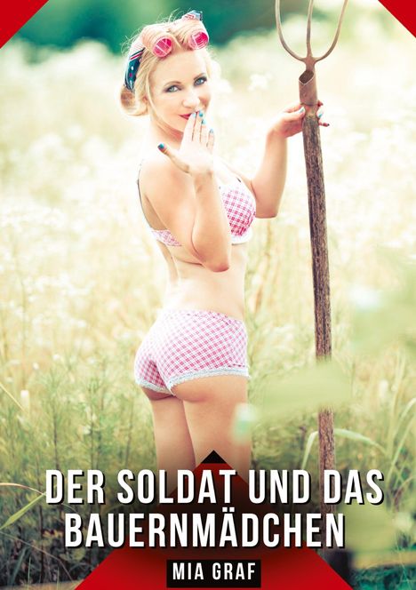 „Der Soldat und das Bauernmädchen“ von Mia Graf. Eine Frau in Unterwäsche steht auf einem Feld und hält eine Heugabel.