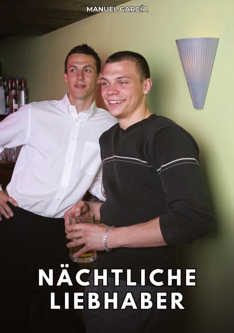 "Nächtliche Liebhaber" in großen Buchstaben unten. Zwei Männer lächeln in einer Bar, einer hält ein Getränk.