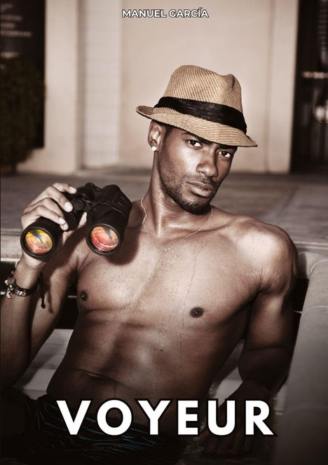 Titel: VOYEUR. Name: MANUEL GARCÍA. Ein Mann in einem Pool mit Fernglas und Hut, schaut ernst.