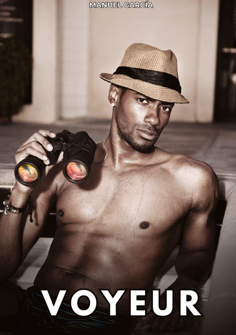 Text "MANUEL GARCÍA" oben, "VOYEUR" unten. Ein Mann mit Hut hält ein Fernglas, sitzt ohne Hemd.