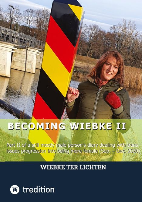 "Becoming Wiebke II" und "Wiebke Ter Lichten". Eine Person steht lächelnd neben einem schwarz-rot-gelben Grenzpfahl.