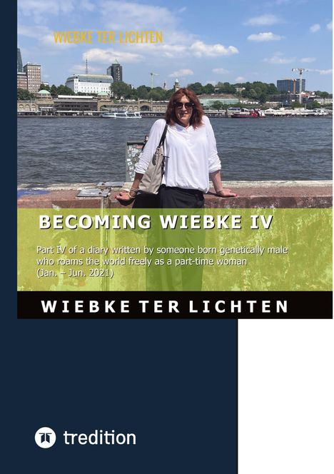 „BECOMING WIEBKE IV“, Tagebuch-Text über „Teilzeitfrau“. Eine Frau im weißen Hemd steht vor Wasser und Stadtansicht.